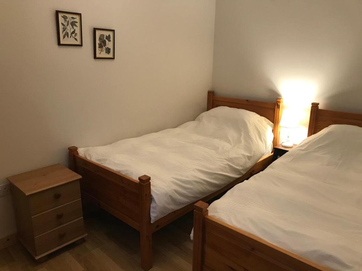 The Old Coach House Apartman Penpergwm Kültér fotó